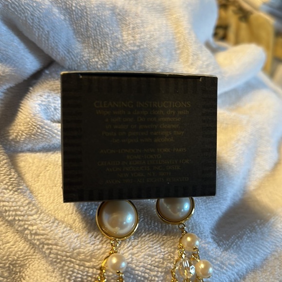 Avon Vintage 1993 Elegant Shower Pierced Earrings Pearlesque Goldtone - Picture 5 of 5